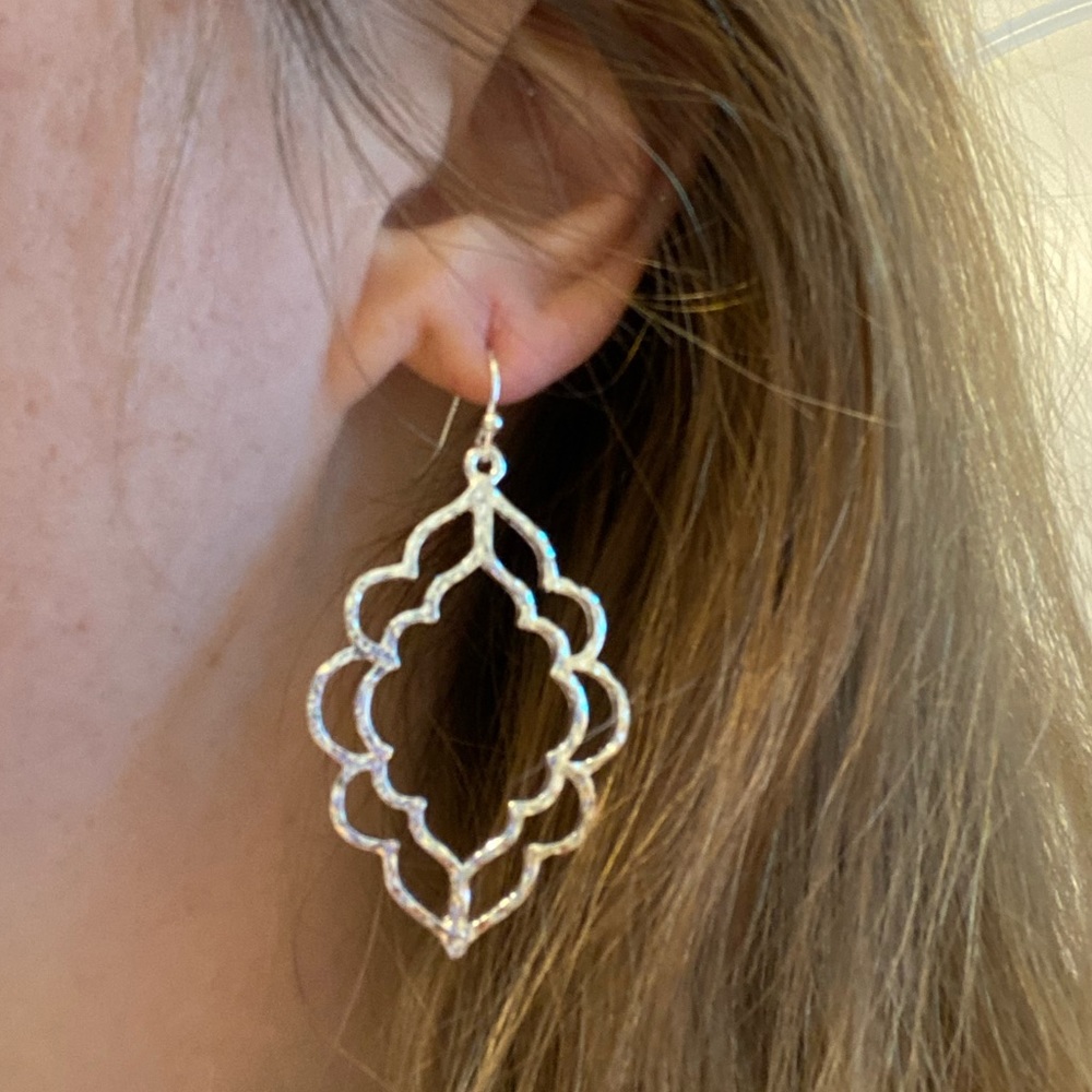 NEW!💙💎GORGEOUS! DROP EARRINGS!💎💙MOROCCAN INSPIRED DESIGN! SILVER TONE! LOVE! - Picture 1 of 6